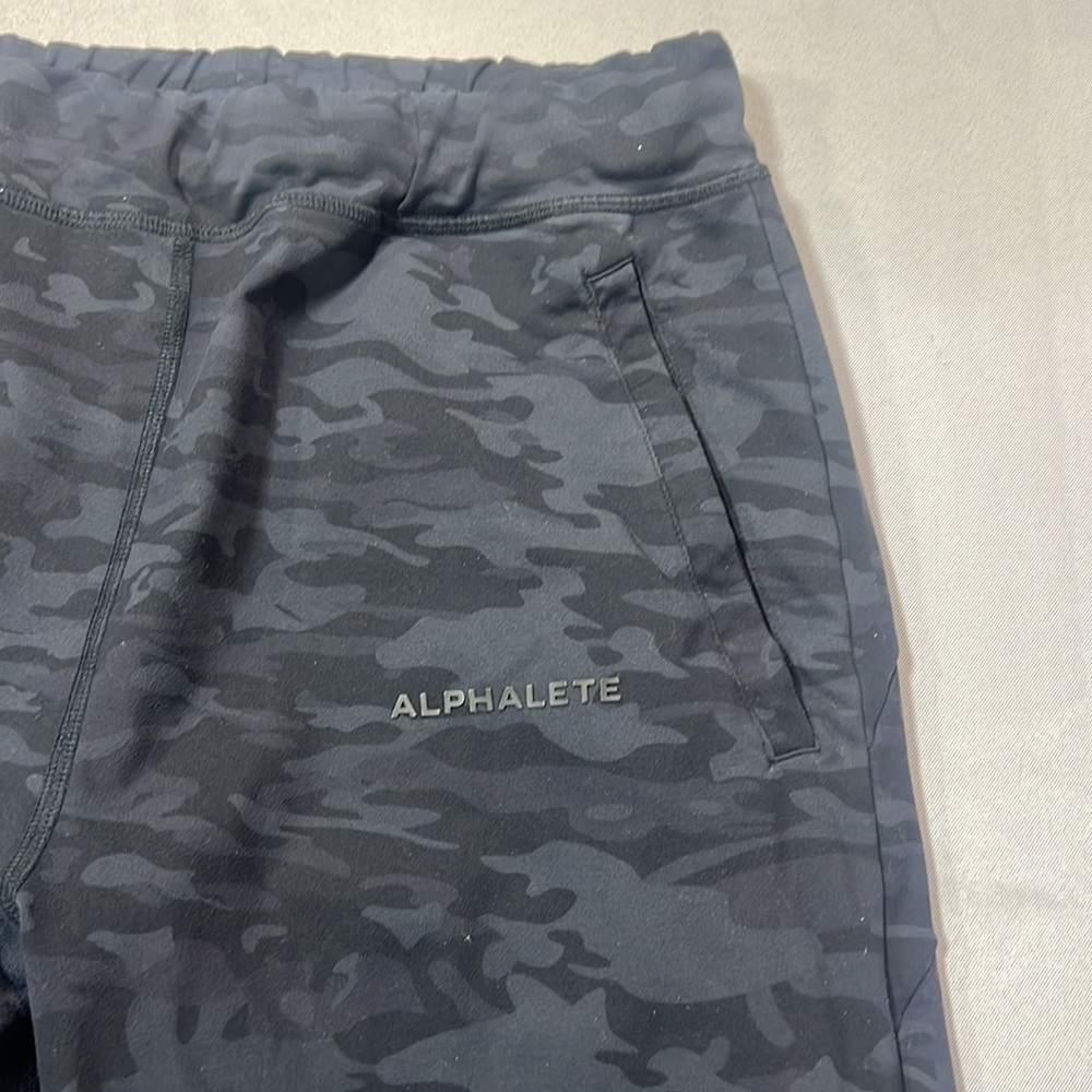 Alphalete men’s dark camo joggers - Picture 2 of 10